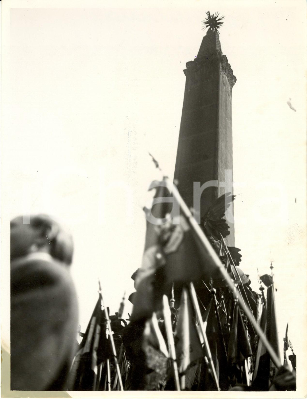 Fotografia d epoca originale 1936 MILANO Passaggio di manifestanti in Piazza CINQUE GIORNATE sotto monumento 1