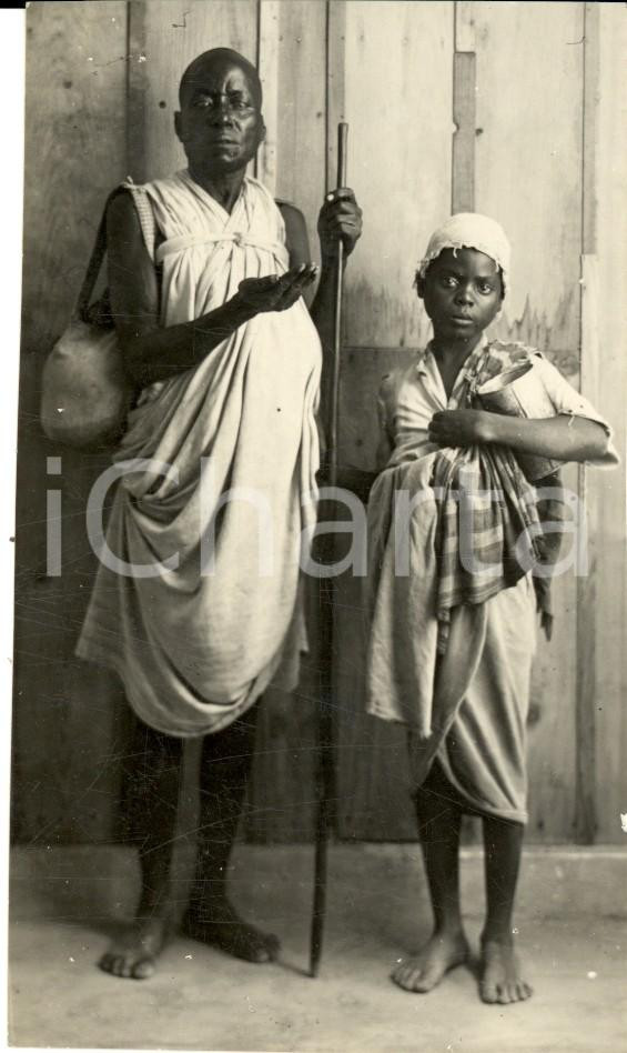Fotografia d epoca originale 1931 MOGADISCIO SOMALIA Due mendicanti attendono l elemosina Foto 7x12 1