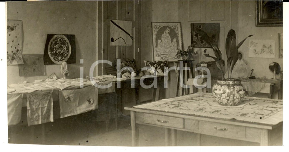 Fotografia d epoca originale 1930 ca MILANO Alunne FOCOLARE espongo a OPERA CARDINAL FERRARI Sala delle sarte 1