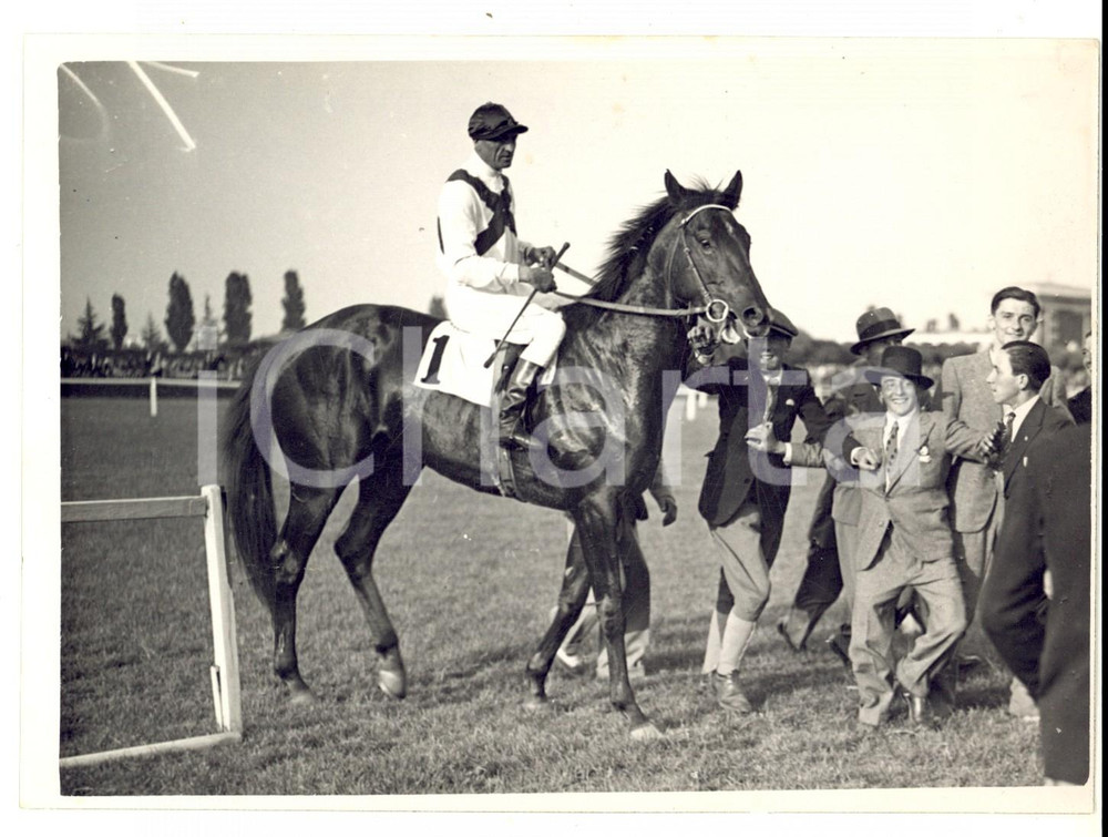 Fotografia d epoca originale 1934 MILANO IPPICA Gran Premio d Italia  Vincitore NAVARRO rientra al peso 1