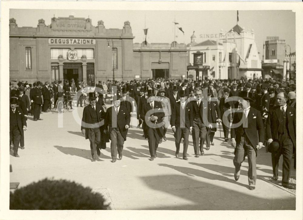 Fotografia d epoca originale 1935 MILANO FIERA CAMPIONARIA Diplomatici dopo visita a padiglione VINI D ITALIA 1