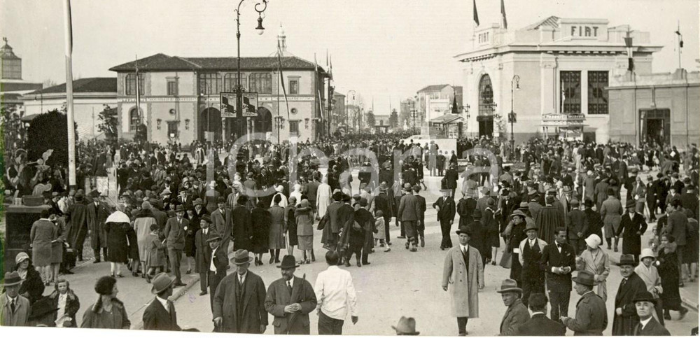 Fotografia d epoca originale 1935 MILANO FIERA CAMPIONARIA Pubblico in Piazza ITALIA con padiglione FIAT Foto 1