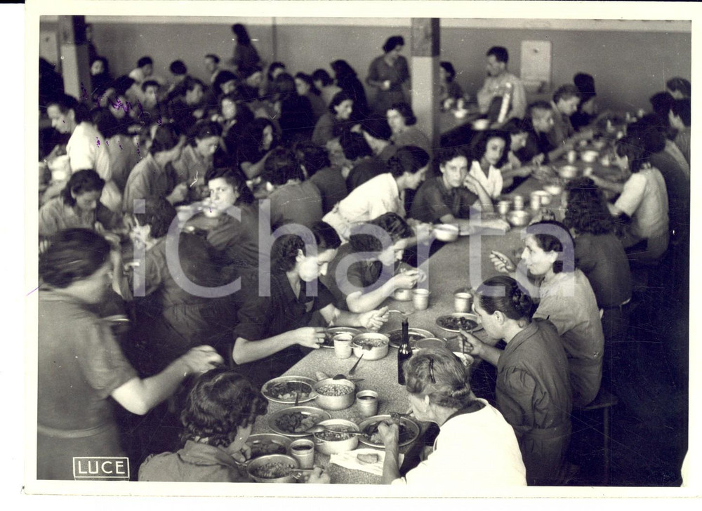 Fotografia d epoca originale 1944 WW2 MILANO ? Operaie alla mensa aziendale durante il pranzo Fotografia 1