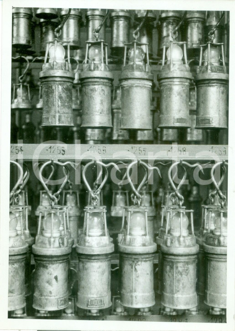 Fotografia d epoca originale 1938 ROMA Mostra Autarchica Minerale Deposito lampade di sicurezza per miniere 1
