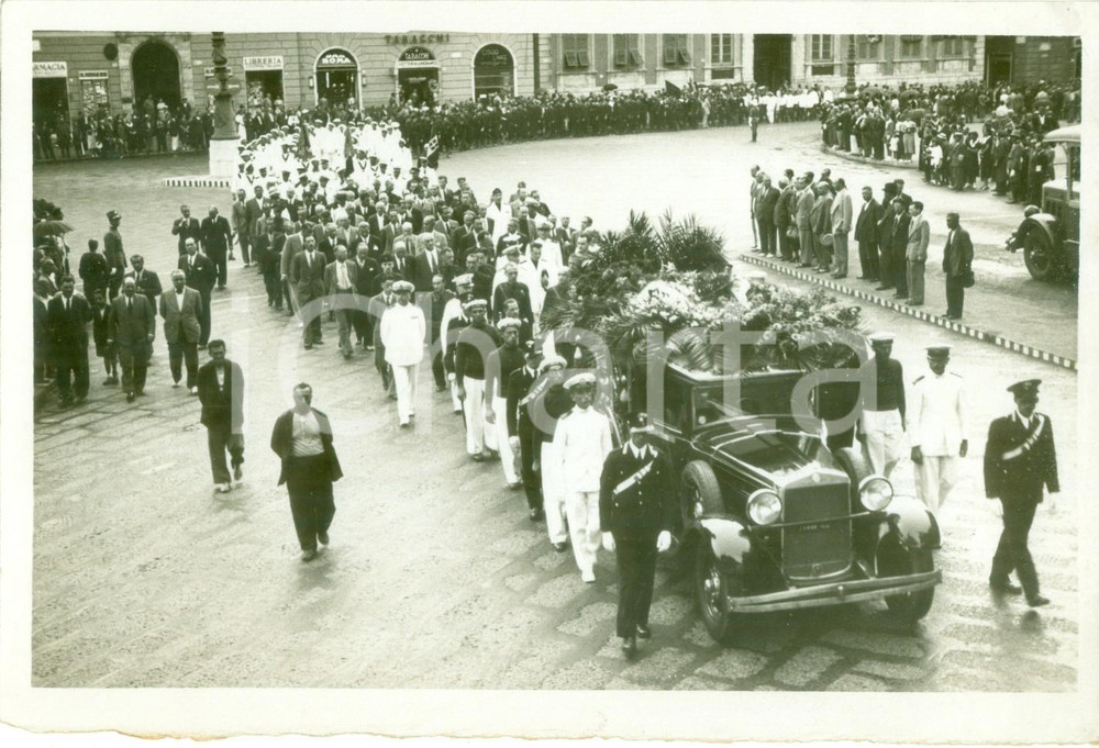 Fotografia d epoca originale 1937 GENOVA Funerali vittime disastro ferroviario CASELLA in Piazza DE FERRARI 1
