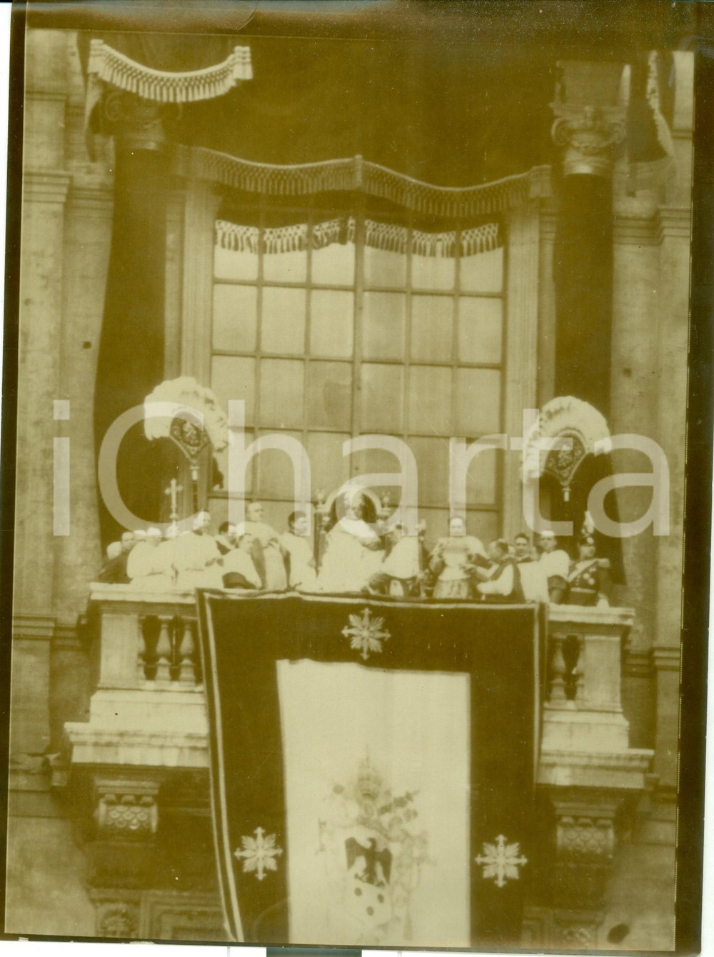 Fotografia d epoca originale 1937 ROMA VATICANO Papa PIO XI benedice la folla da SAN PIETRO Telefoto 1