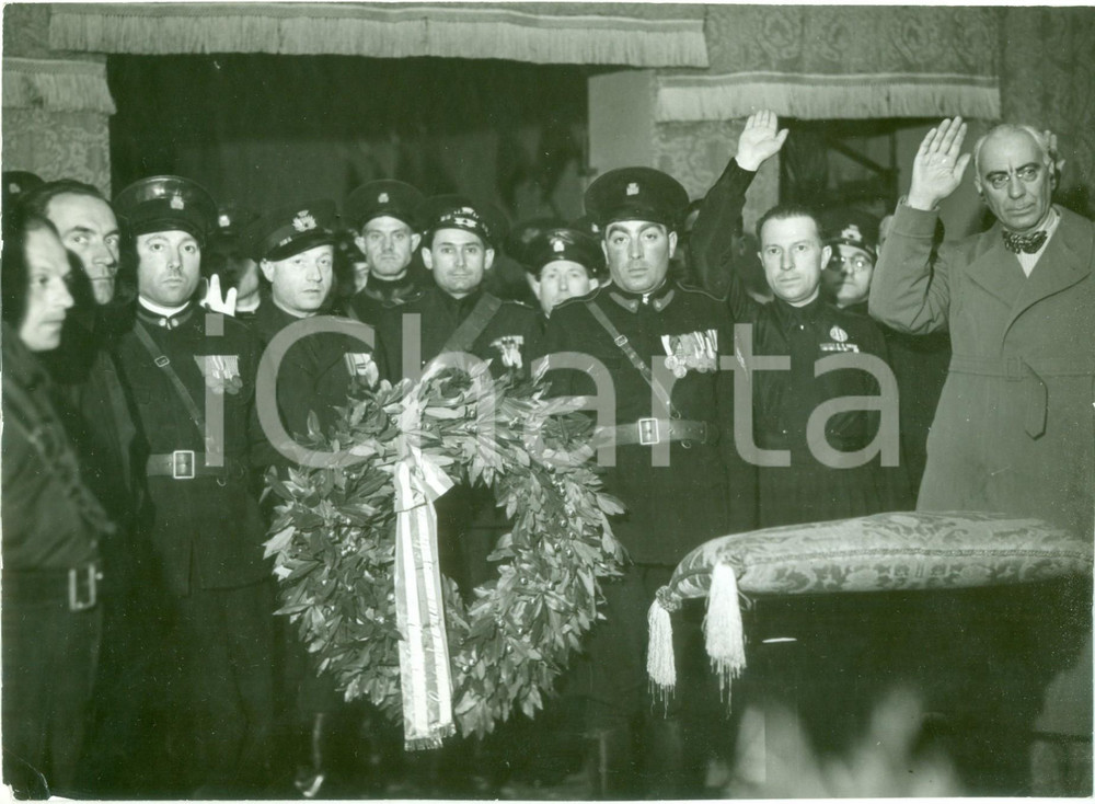 Fotografia d epoca originale 1935 MILANO Vigili Notturni alla Cripta dei Caduti Fascisti Fotografia 1