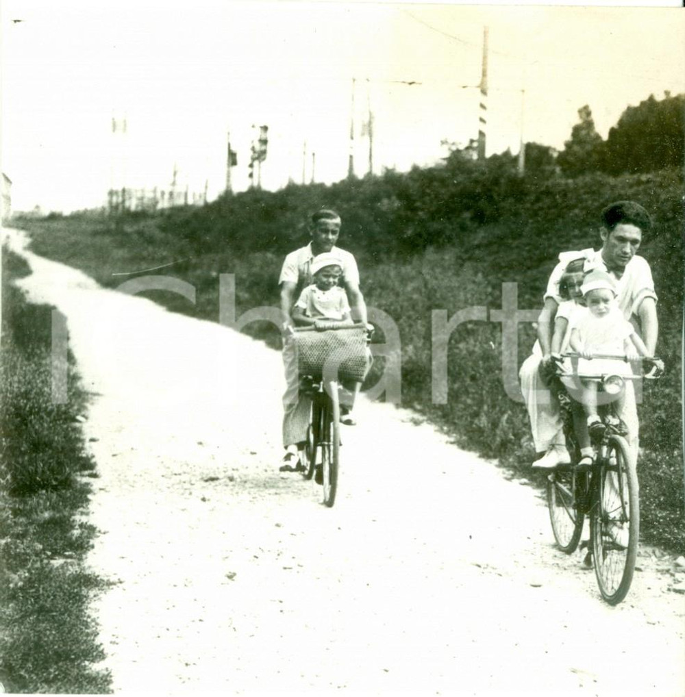 Fotografia d epoca originale 1935 ca MILANO La bicicletta trionfa nelle campagne Fotografia 1
