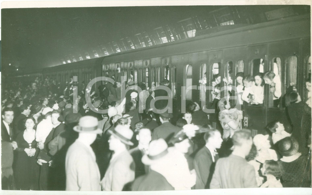 Fotografia d epoca originale 1934 MILANO Bambini partono da STAZIONE CENTRALE per cura elioterapica Foto 1