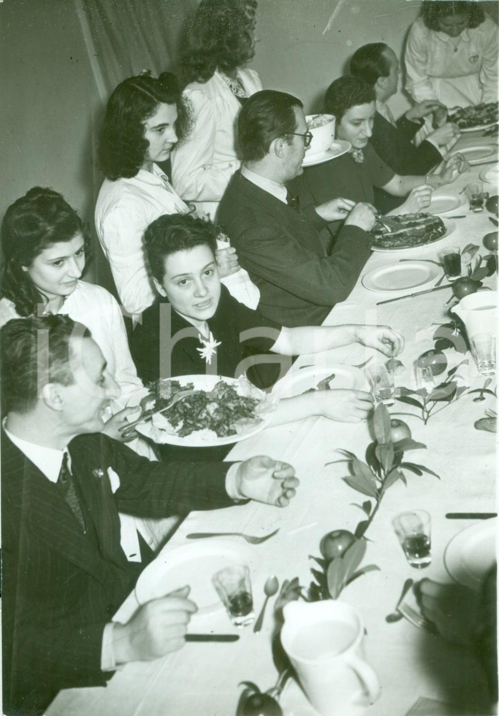 Fotografia d epoca originale 1941 MILANO Bambini servono gli insegnanti alla mensa della scuola FOTOGRAFIA 1