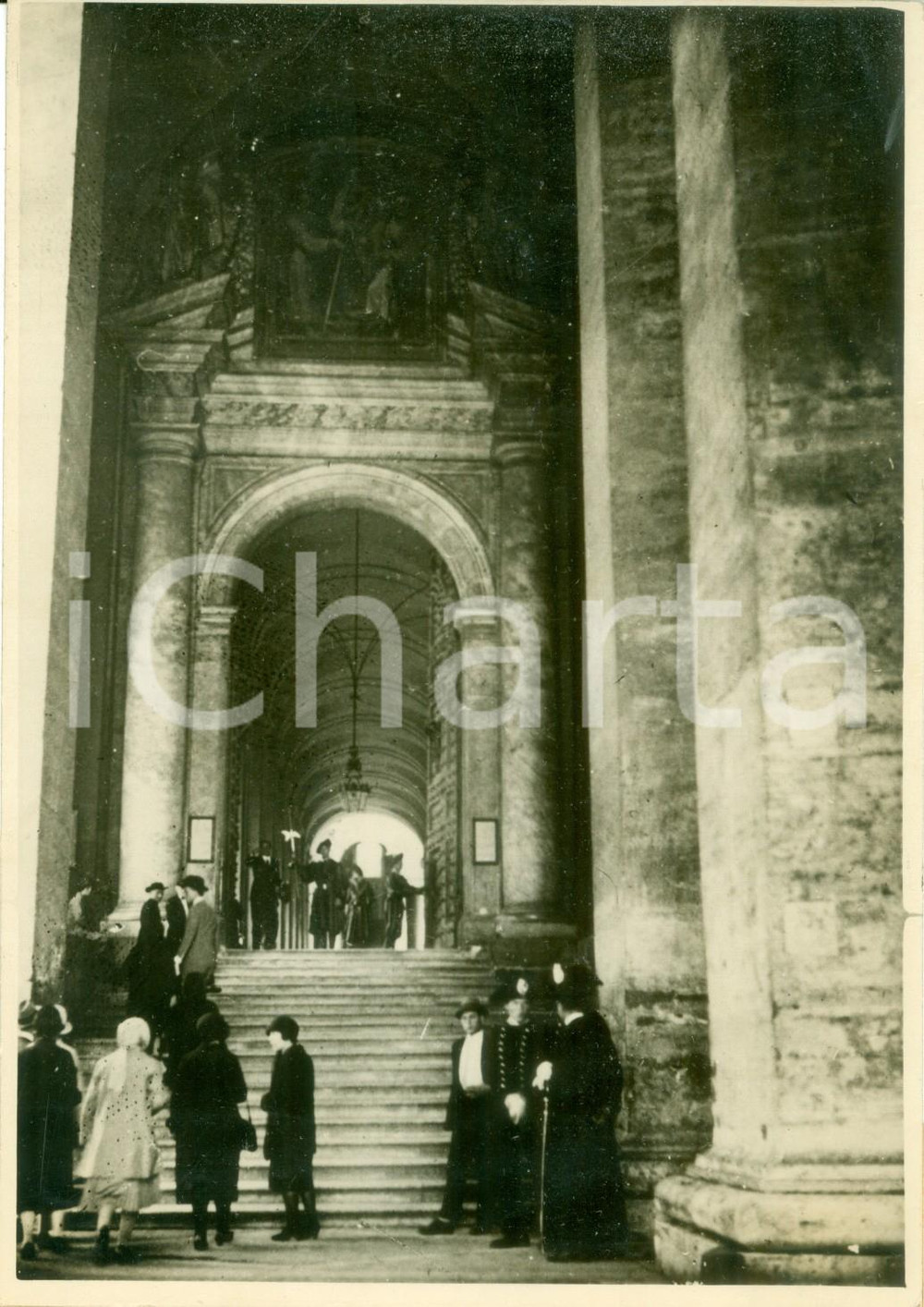 Fotografia d epoca originale 1929 ROMA VATICANO Porta aperta per la visita di Benito MUSSOLINI Fotografia 1