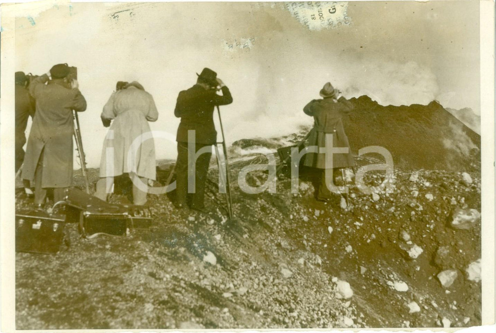 Fotografia d epoca originale 1935 NAPOLI Turisti fotografano l eruzione del VESUVIO Fotografia DANNEGGIATA 1