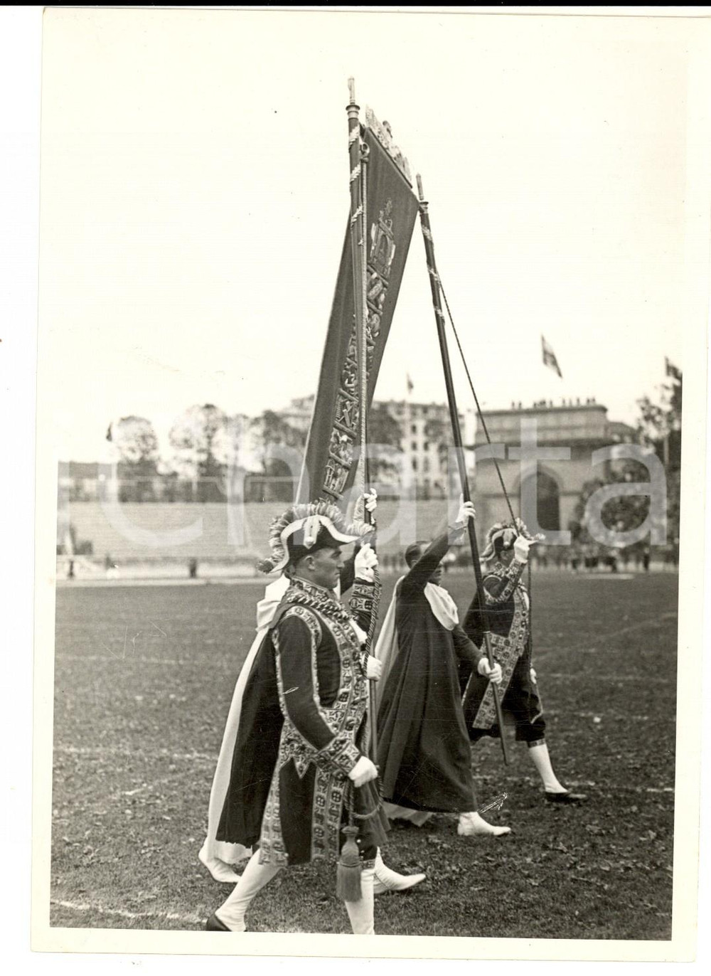 Fotografia d epoca originale 1934 MILANO ARENA  LITTORIALI Ingresso del gonfalone della cittÃ  Foto 1