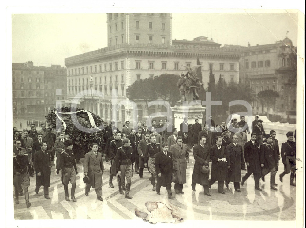 Fotografia d epoca originale 1933 ROMA Studenti asiatici rendono omaggio al Milite Ignoto Foto DANNEGGIATA 1