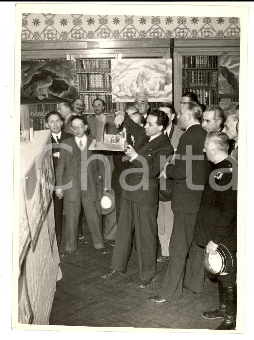 Fotografia d epoca originale 1939 MILANO Rino PARENTI osserva il modello di un opera per l Estate Musicale 1