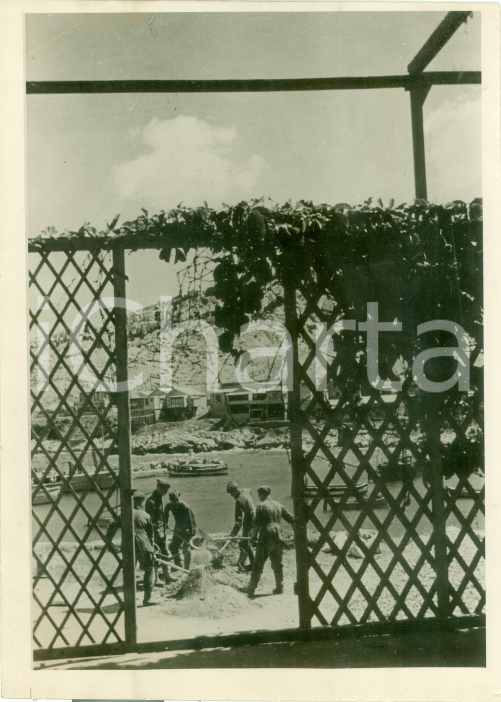 Fotografia d epoca originale 1940 ca GERMANIA WW2 Operai mescolano cemento per muro antipanzer FOTOGRAFIA 1