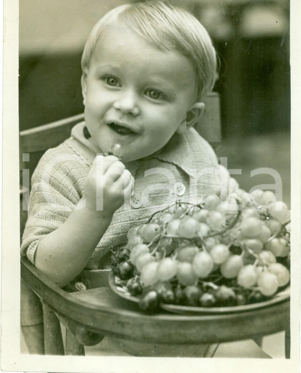 Fotografia d epoca originale 1938 MILANO Bimbo mangia l uva nel giorno della maternitÃ  e infanzia Fotografia 1