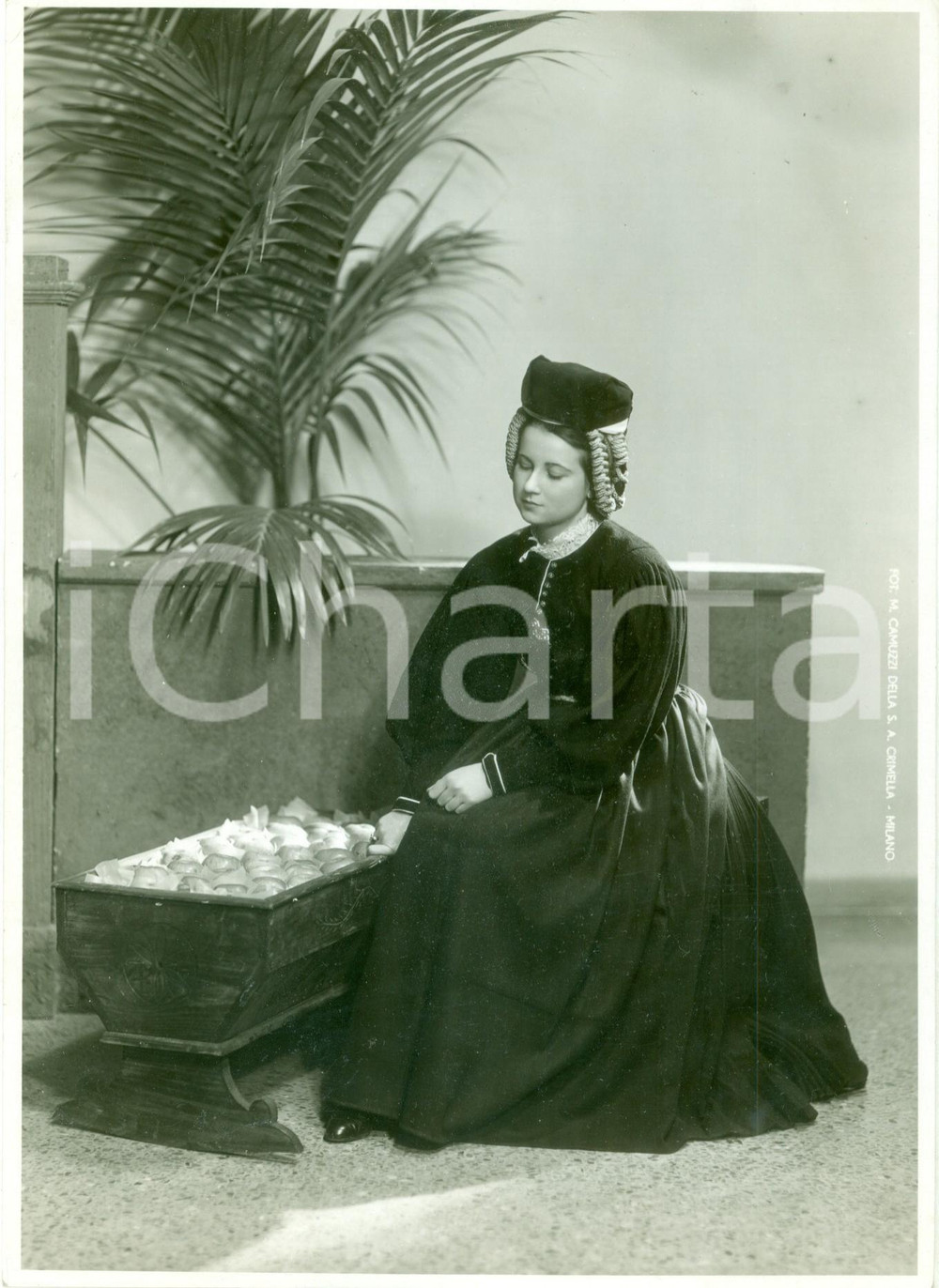 Fotografia d epoca originale 1933 MILANO Ragazza in costume tradizionale con culla rustica di mele Foto 1