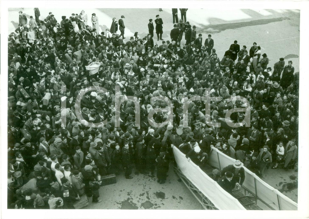 Fotografia d epoca originale 1939 VENEZIA Rurali si imbarcano su piroscafo SARDEGNA per l AFRICA ORIENTALE 1