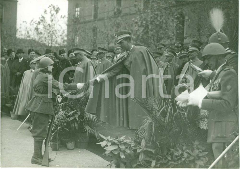 Fotografia d epoca originale 1935 TORINO Principe UMBERTO II consegna attestati ai soldati Fotografia 1