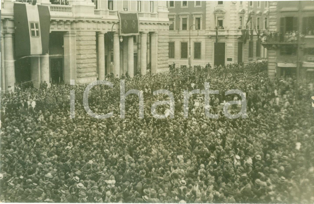Fotografia d epoca originale 1935 ca ROMA La folla a Piazza COLONNA ascolta il discorso del DUCE Fotografia 1