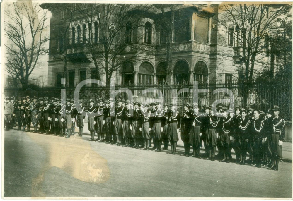 Fotografia d epoca originale 1935 ca MILANO Avanguardisti del Liceo BECCARIA schierati Fotografia DANNEGGIATA 1
