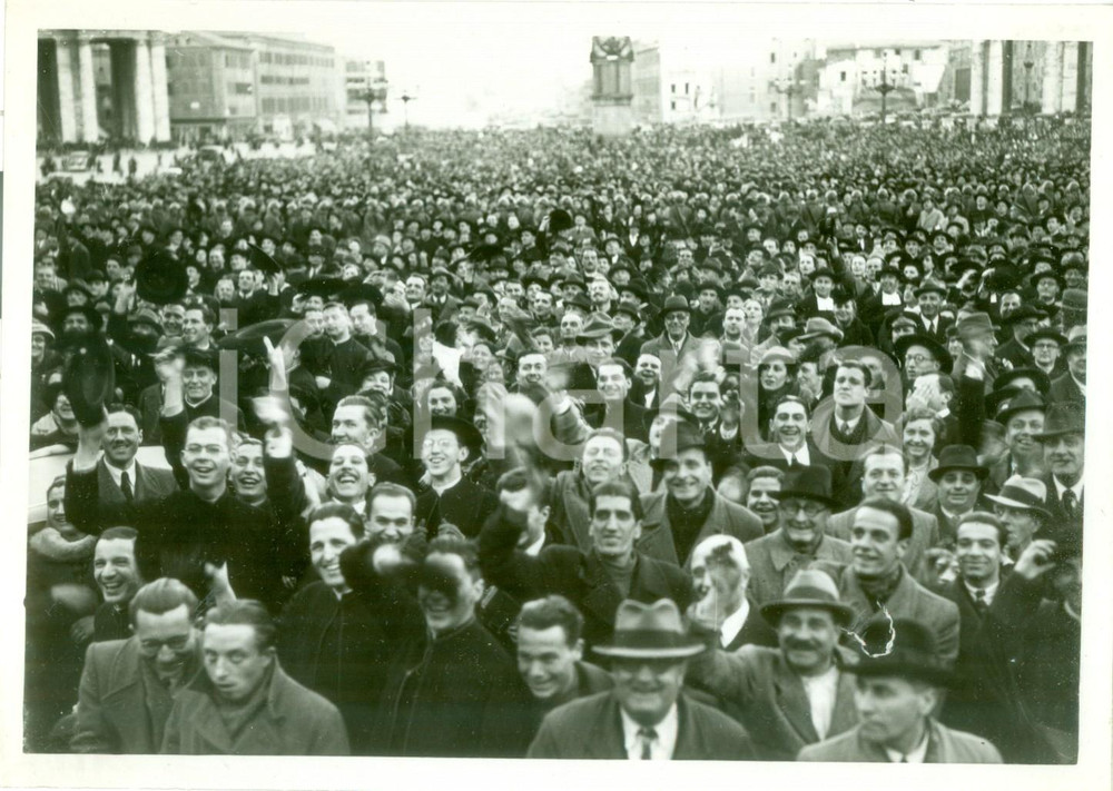 Fotografia d epoca originale 1939 ROMA Folla saluta acclamando il nuovo papa PIO XII Fotografia DANNEGGIATA 1