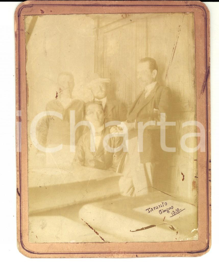 Fotografia d epoca originale 1900 TARANTO Borghesi e marinai discutono tra i libri Foto VINTAGE 10x13 cm 1