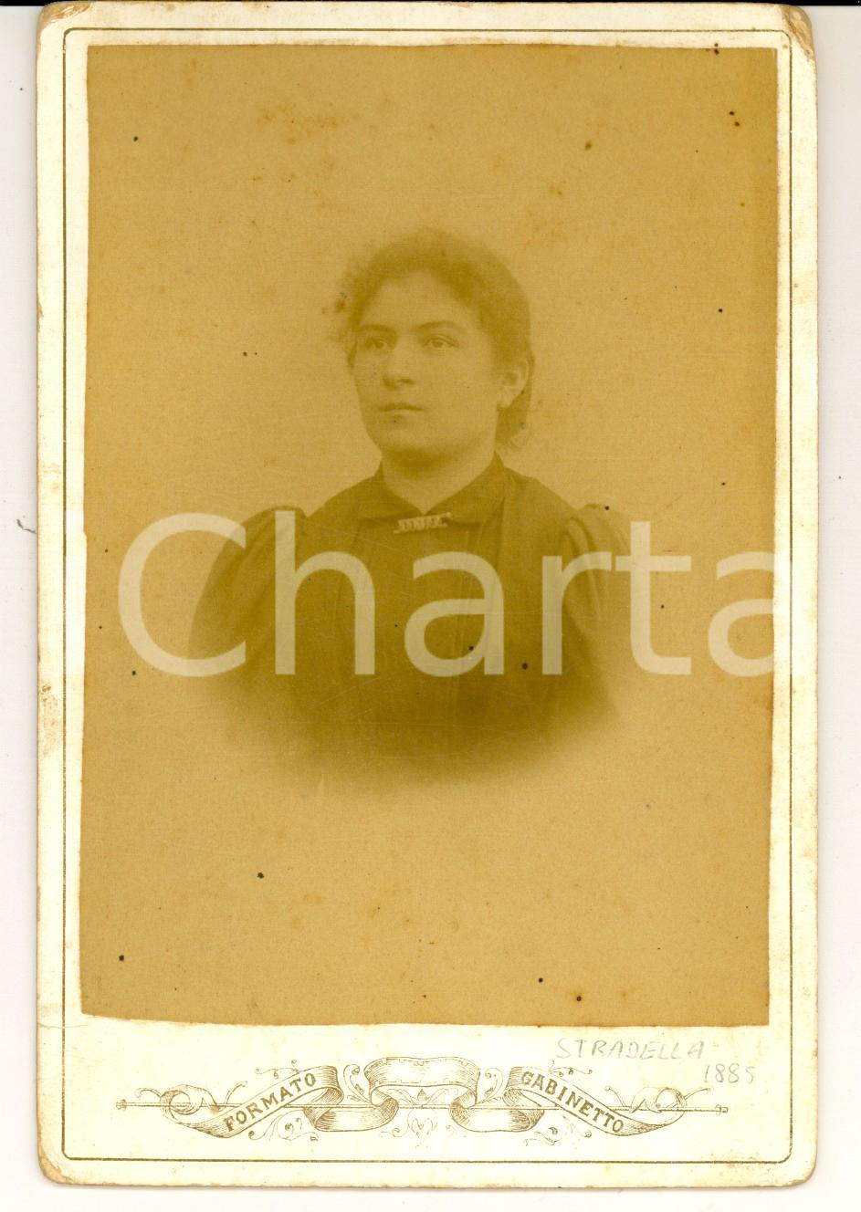 Fotografia d epoca originale 1885 STRADELLA PV Ritratto di donna con spilla d argento Foto gabinetto 1