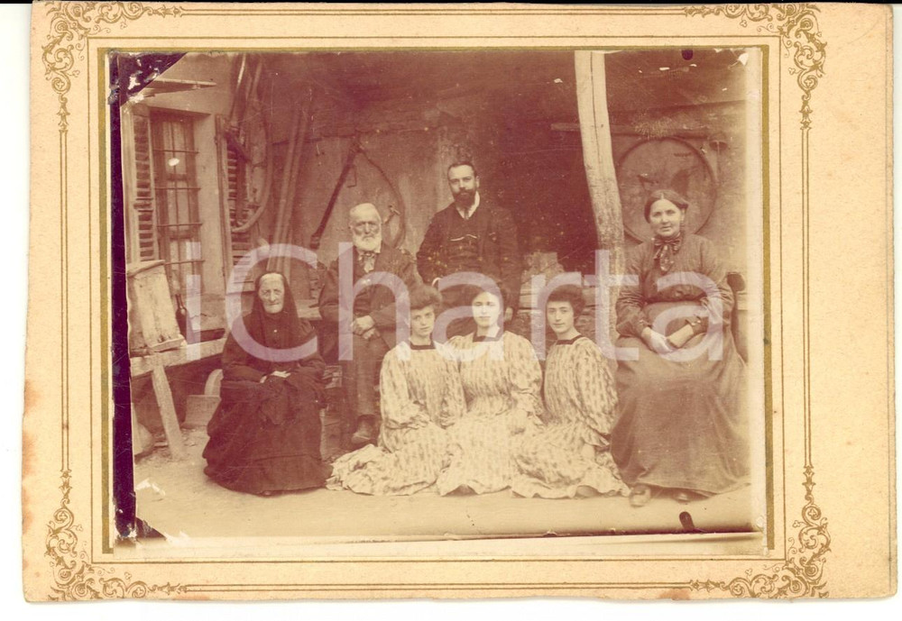 Fotografia d epoca originale 1890 ca AREA LOMBARDA ? Famiglia in cascina con tre sorelle Foto VINTAGE RARA 1