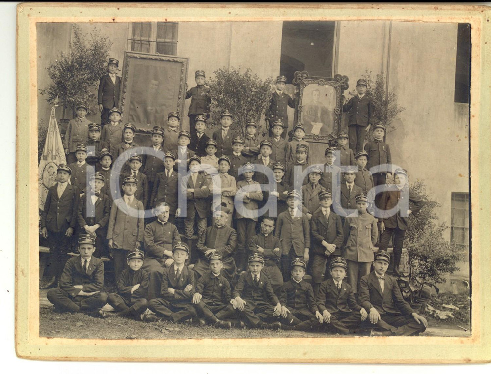 Fotografia d epoca originale 1910 ca AREA PIEMONTESE Alunni collegio salesiano con rettori e quadro DON BOSCO 1