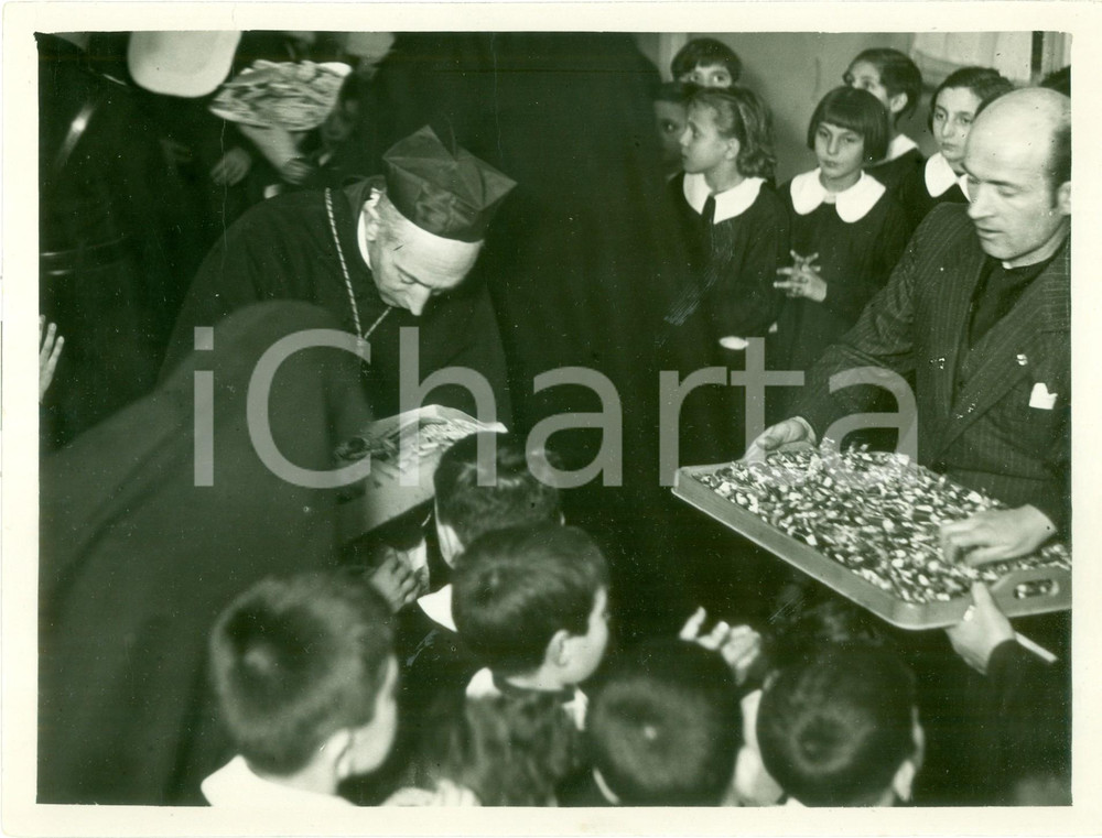 Fotografia d epoca originale 1936 MILANO Card. Ildefonso SCHUSTER distribuisce dolci ai bimbi Casa OspitalitÃ  1