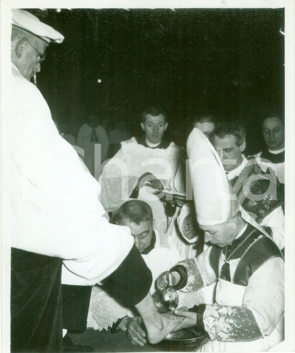 Fotografia d epoca originale 1939 MILANO Card. Ildefonso SCHUSTER lava piedi ai Vecchioni del GiovedÃ¬ Santo 1