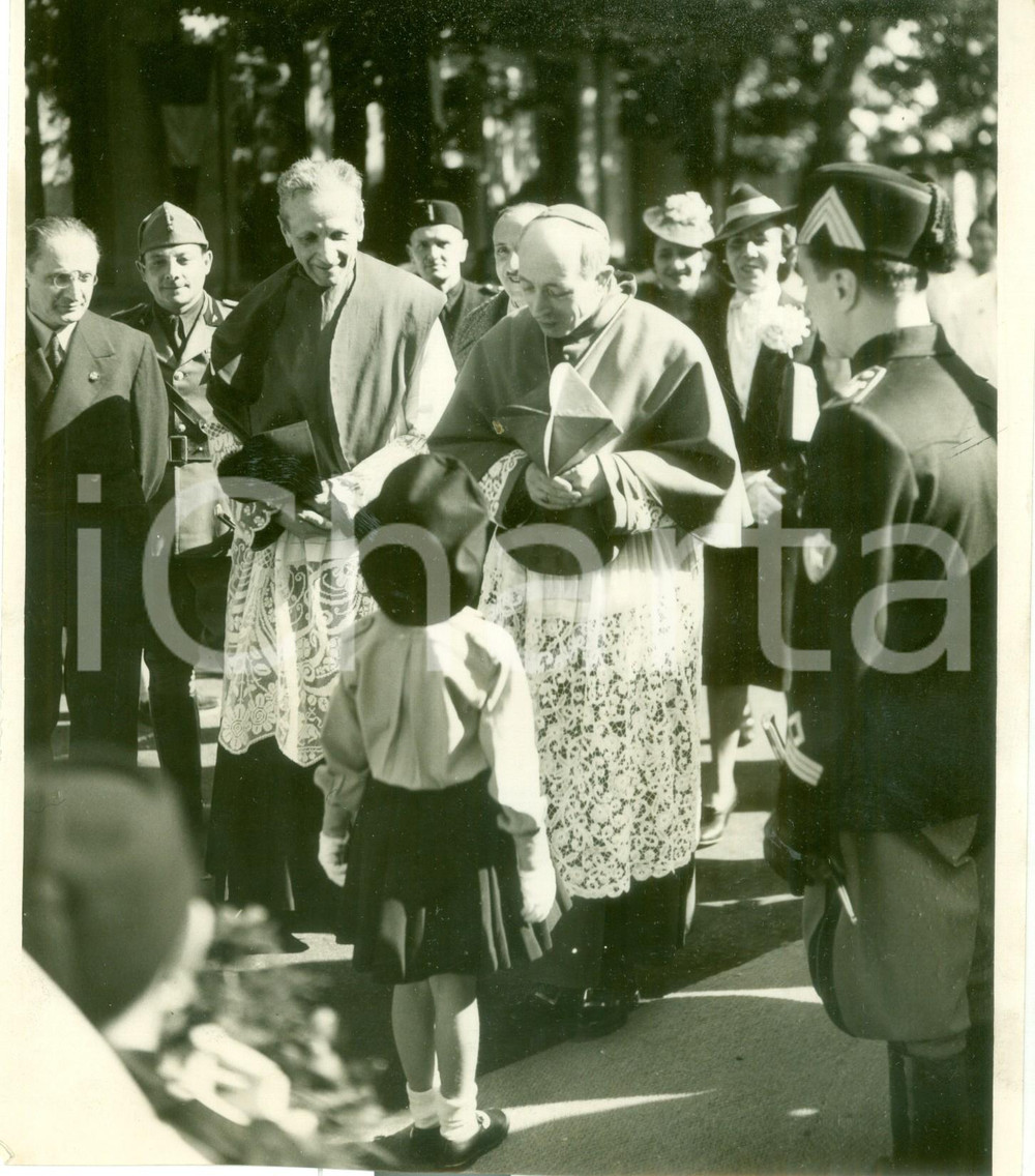 Fotografia d epoca originale 1938 MILANO Card. Ildefonso SCHUSTER impartisce cresima a bimbi del TROTTER 1