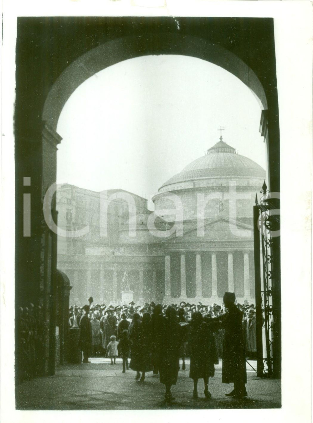 Fotografia d epoca originale 1936 NAPOLI Famiglie dei combattenti in AFRICA ORIENTALE in attesa alla Reggia 1