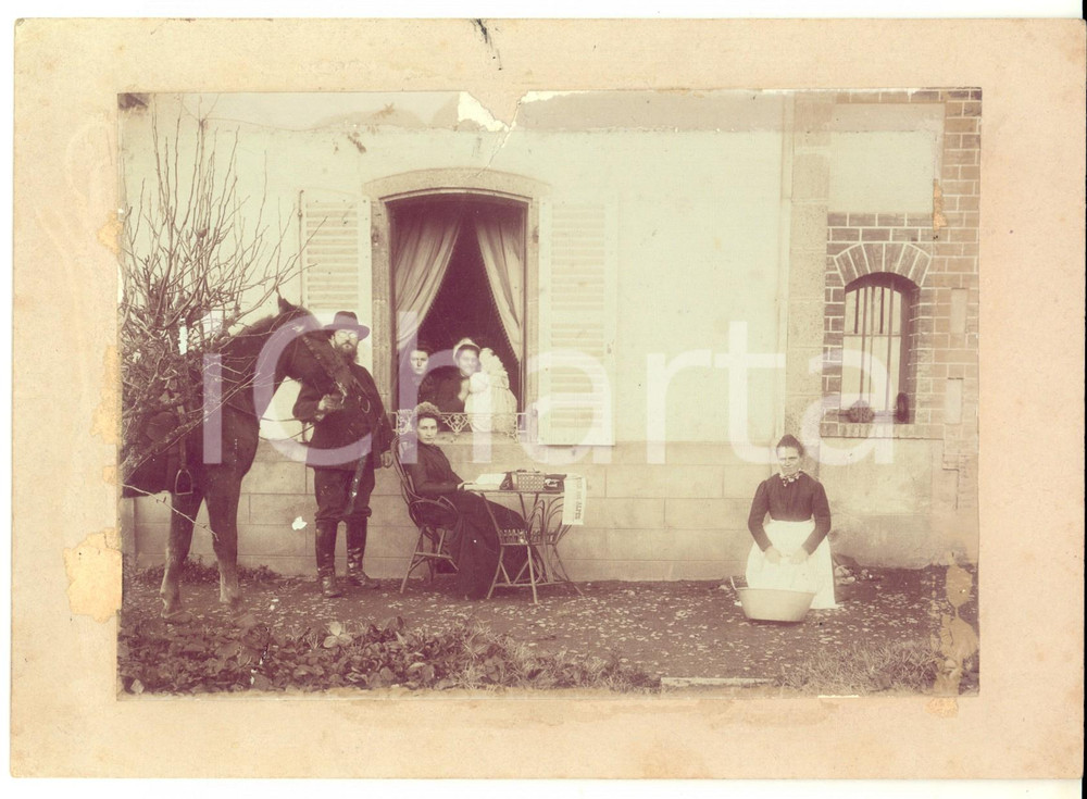 Fotografia d epoca originale 1900 SAVOIA Ritratto di famiglia in cortile con pastore valdese ? Foto 1