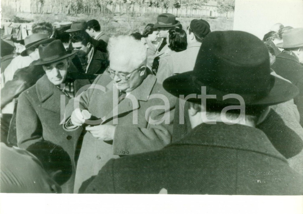 Fotografia d epoca originale 1950 ca TARANTO Critico Francesco FLORA durante una manifestazione 1 1