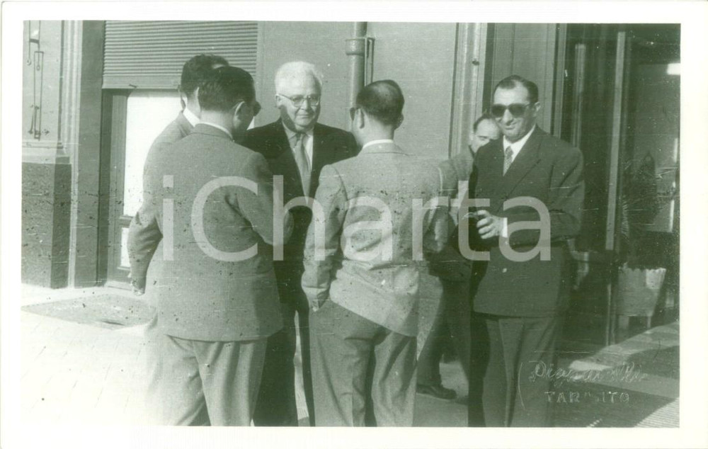 Fotografia d epoca originale 1949 PREMIO TARANTO Il critico letterario Francesco FLORA accolto dai giurati 1