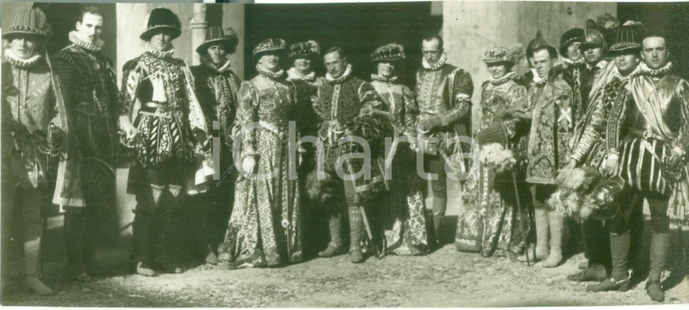 Fotografia d epoca originale 1928 TORINO Gentiluomini e nobildonne in costume al Carosello Storico Militare 1
