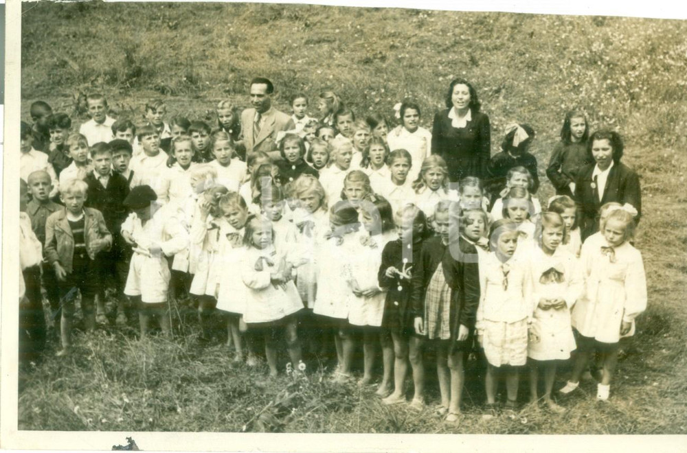 Fotografia d epoca originale 1943 CAMPAGNA ROMANA WW2 Bambini sfollati si godono l aria aperta Fotografia 1