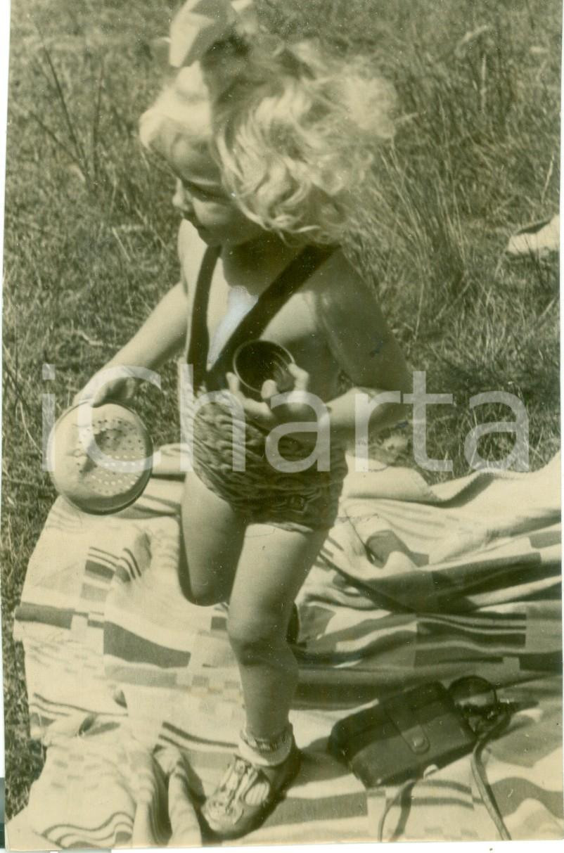 Fotografia d epoca originale 1942 MILANO WW2 Bimba gioca in campagna Fotografia Propaganda di guerra 1