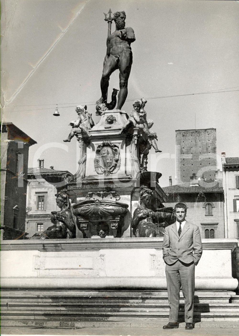 Fotografia d epoca originale 1950 ca BOLOGNA Ritratto alla Fontana del NETTUNO Fotografia DANNEGGIATA 1