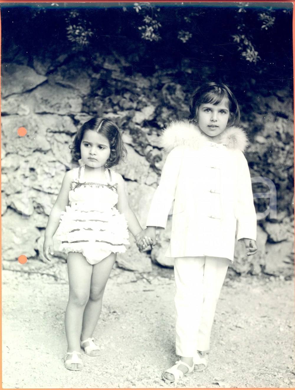 Fotografia d epoca originale 1960 ca MODA ESTATE Coppia di bambine a una sfilata Foto MORANDOTTI 1