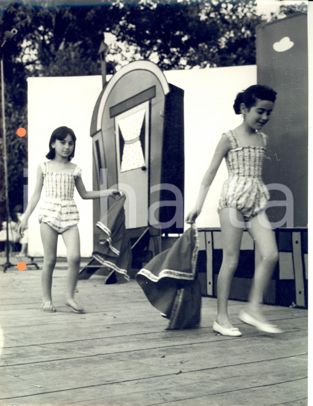 Fotografia d epoca originale 1960 ca MODA ESTATE Bambine sfilano in abito a quadretti Foto MORANDOTTI 1