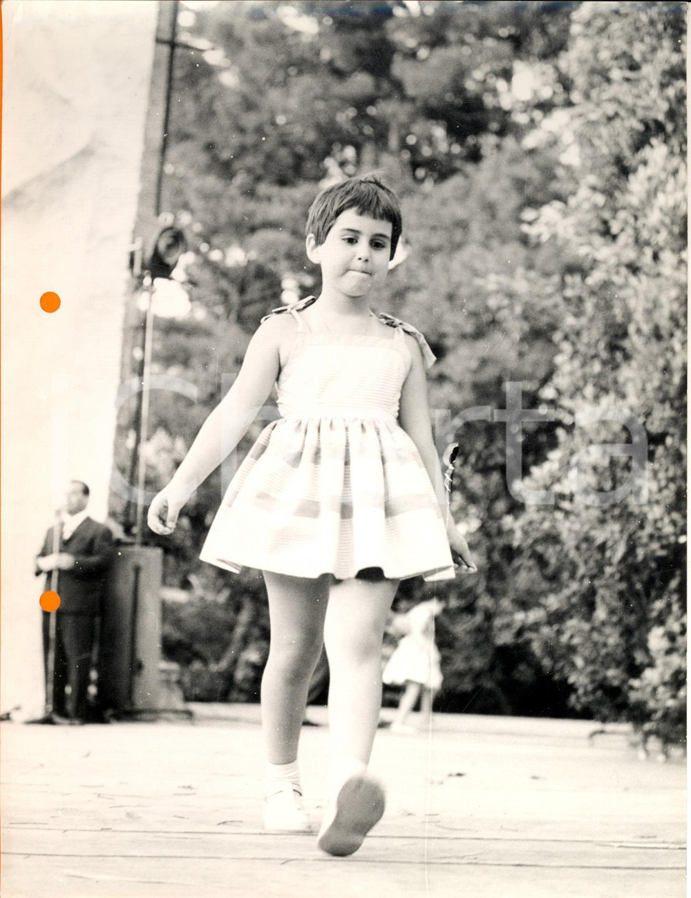 Fotografia d epoca originale 1960 ca MODA ESTATE Bambina sfila in abito a righe Fotografia MORANDOTTI 1