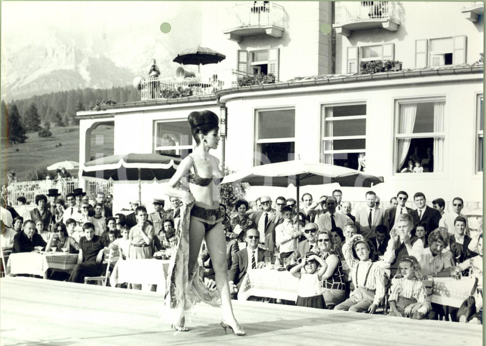 Fotografia d epoca originale 1960 STORIA DELLA MODA Modella sfila all aperto in bikini e scialle Foto 1