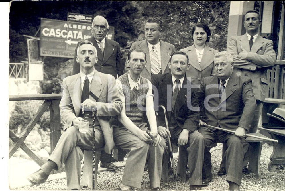 Fotografia d epoca originale 1950 ca VAL FORMAZZA VB Turisti all albergo CASCATA DEL TOCE Foto FP VINTAGE 1