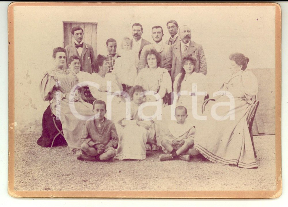 Fotografia d epoca originale 1900 ca AREA FRANCESE Ritratto di famiglia in cortile Foto VINTAGE 18x13cm 1