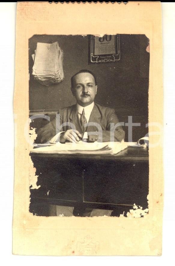 Fotografia d epoca originale 1910 ca MILANO ? Burocrate tra le carte nel suo ufficio Foto VINTAGE 6x10 cm 1