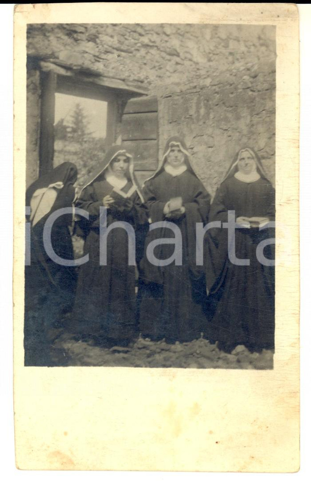 Fotografia d epoca originale 1912 AREA LOMBARDA ? Tre suore nel cortile di un convento Foto CURIOSA 1